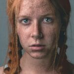 Beleza com Autenticidade é uma ruiva de olhos azuis e sardas