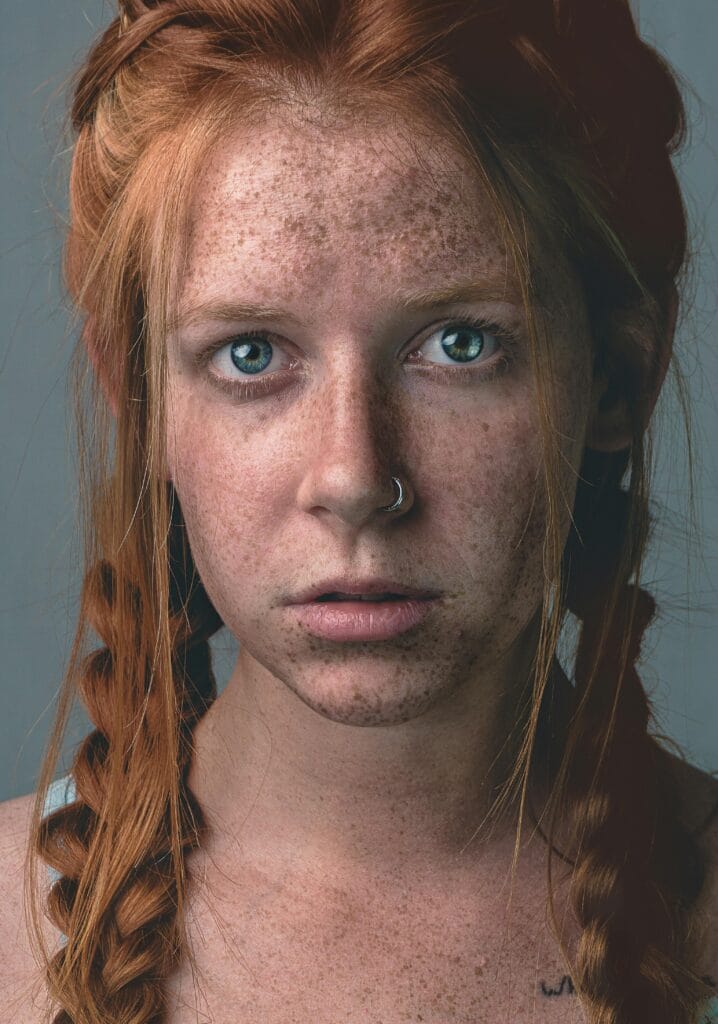 Beleza com Autenticidade é uma ruiva de olhos azuis e sardas