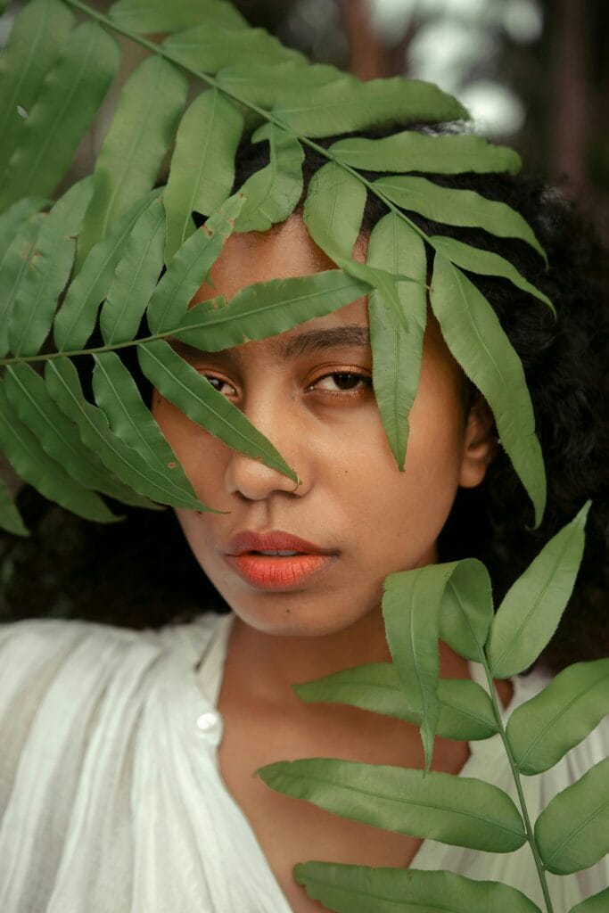 beleza sem filtros: Mulher de beleza natural entre folhas verdes Foto de Asso Myron: https://www.pexels.com/pt-br/foto/retrato-de-mulher-papua-com-folhas-verdes-30554025/