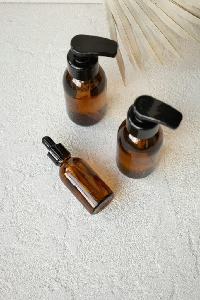 segredos dos comestéticos embalagens âmbar representando uma marca.