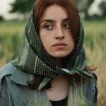 Beleza sem padrão de uma mulher sem maquiagem ao natural