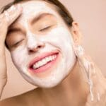 Autocuidado - Mulher passando creme de beleza do site Entre Frascos e Verdades