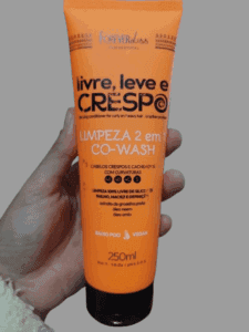 Limpeza 2 em 1 Co-Wash Forever Liss maos segurando no fundo cinza