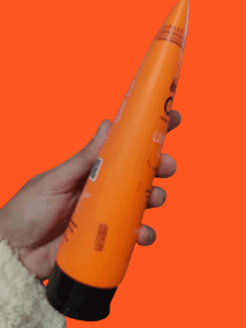 Bisnaga Co-Wash Forever Liss maos segurando com fundo laranja