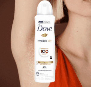 Axila de mulher usando Dove Invisible Dry